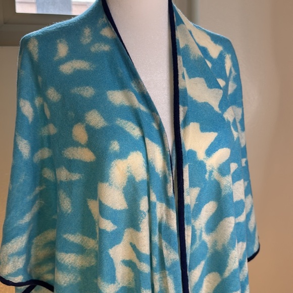 100% Cashmere Cloud Patterned Blue and White Shawl Cape Knitwit - Picture 2 of 6